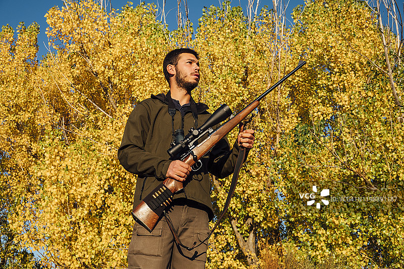 猎人持步枪在山上图片素材