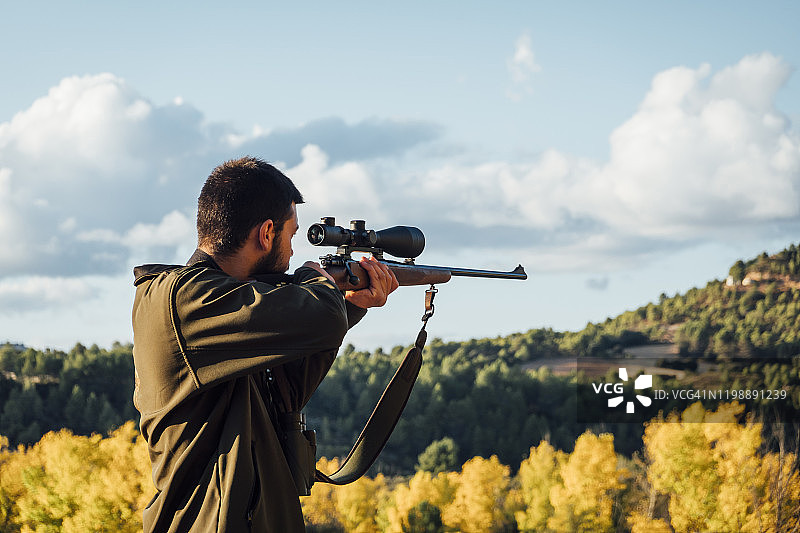 猎人持步枪在山上图片素材