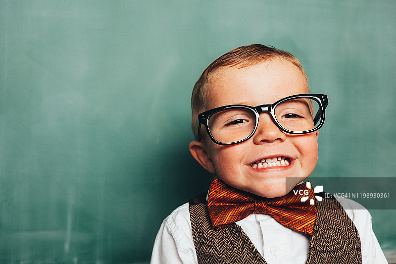 微笑的年轻男孩（书呆子）图片素材