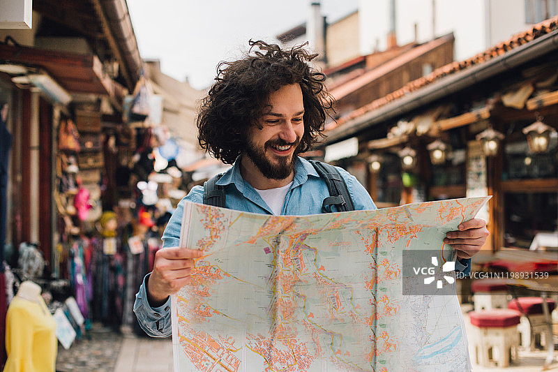 年轻游客正在看地图图片素材