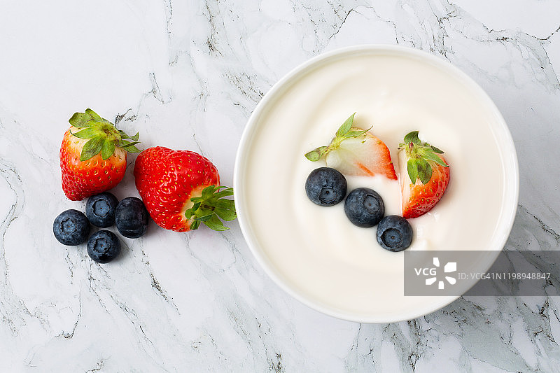 碗里的酸奶、草莓和蓝莓俯视图图片素材