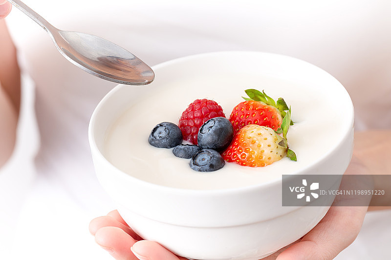 女人手持美味浆果酸奶图片素材
