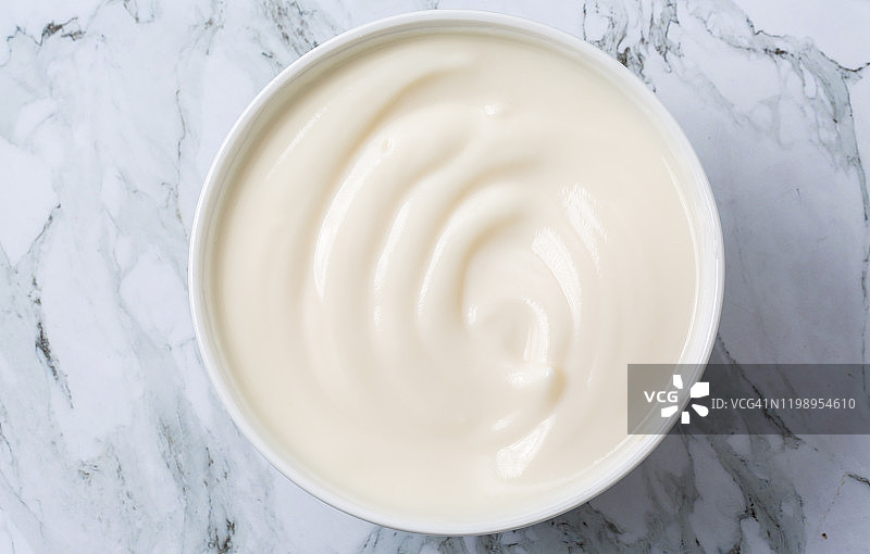 大理石背景碗装自制酸奶顶视图图片素材