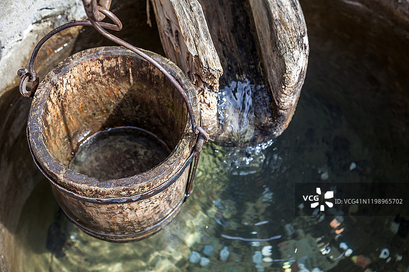 井上的木桶和排水沟图片素材