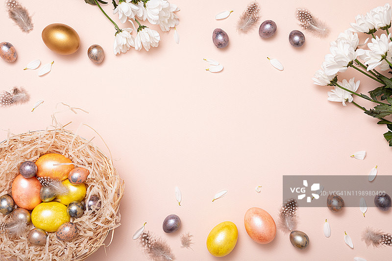 粉色背景上带有彩色复活节彩蛋的礼品卡，横幅设计，美丽的春季贺卡，复活节快乐概念图片素材