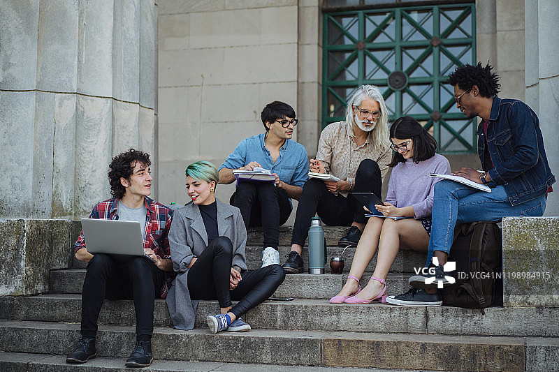 教授带领学生们在户外上课图片素材