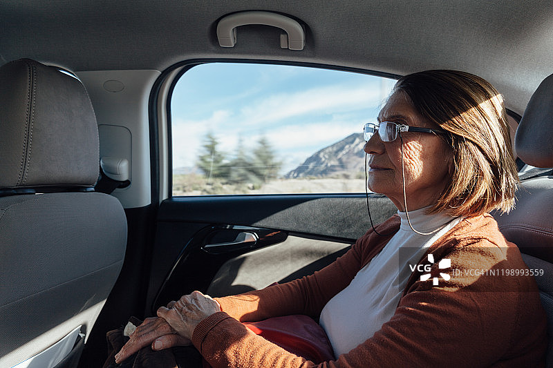 老年人在车里旅行图片素材
