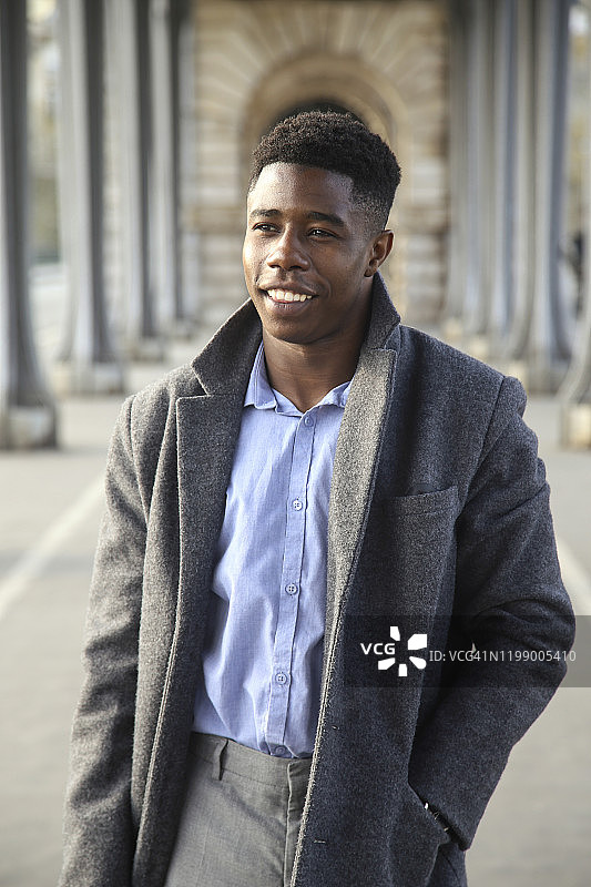 年轻非洲男子肖像图片素材