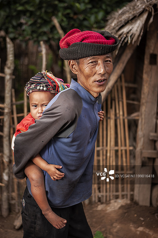 来自山地部落的老人带着他的孙女图片素材