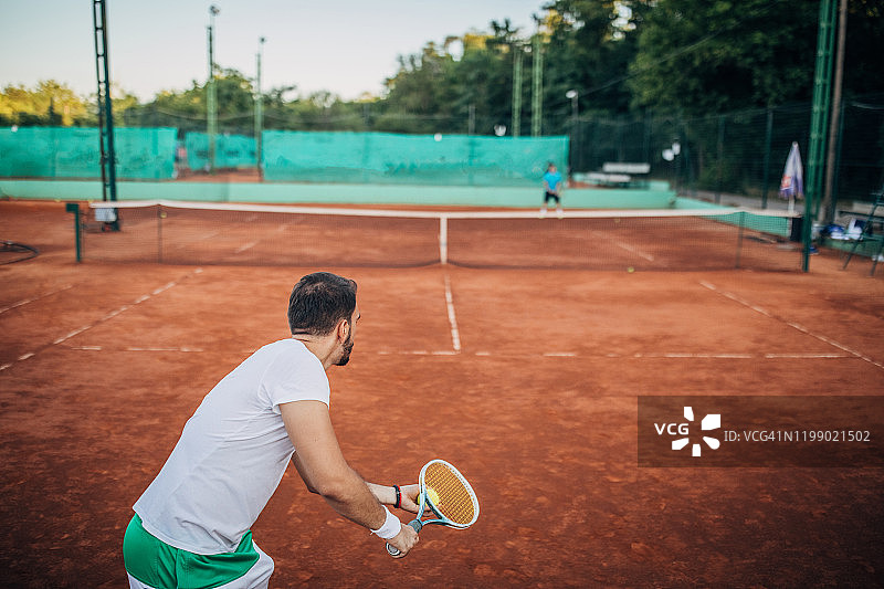 网球运动员站在网球场上图片素材