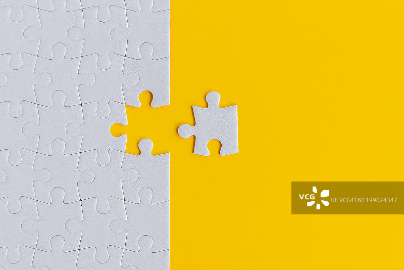 黄色背景上的拼图图片素材