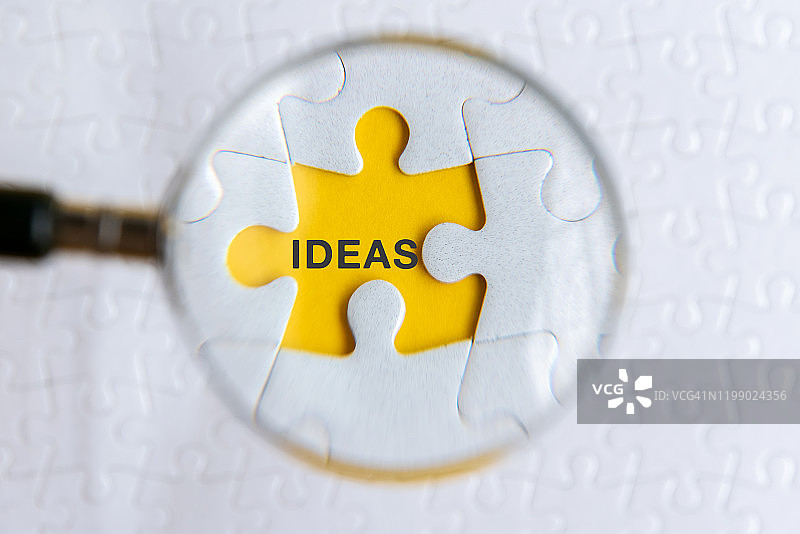 拼图上的放大镜和创意文字图片素材