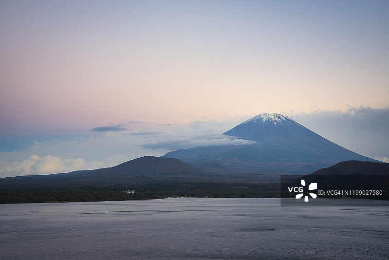 日落时分的本栖湖与富士山图片素材
