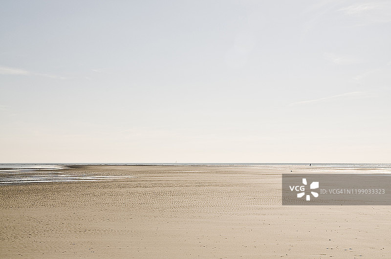 柔和色彩的孤独海滩图片素材