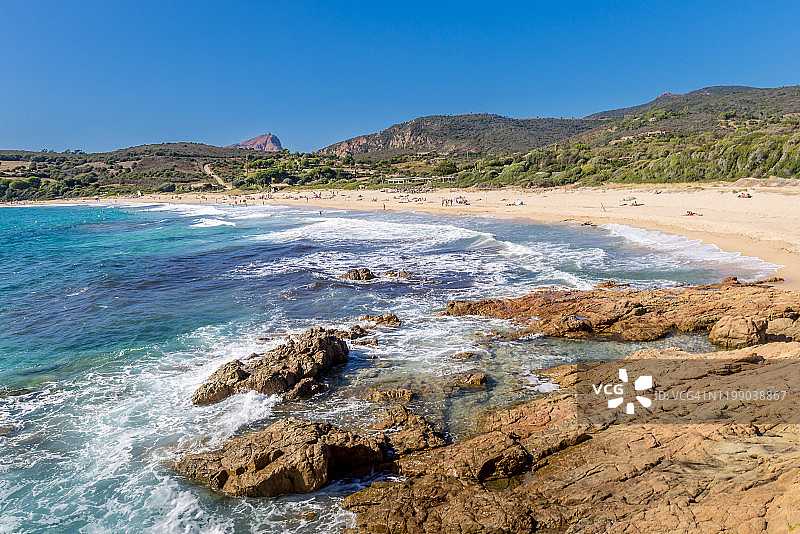 法国科西嘉岛阿罗内海滩，礁石、松树和蔚蓝大海，靠近波尔图海湾图片素材