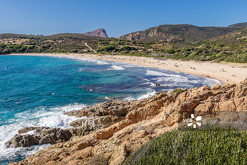 法国科西嘉岛阿罗内海滩，礁石、松树和蔚蓝大海，靠近波尔图海湾图片素材