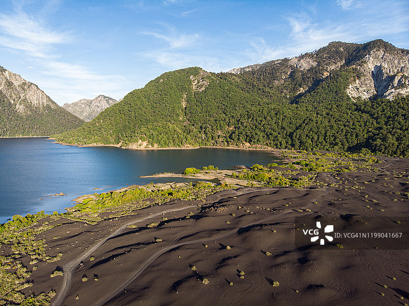 孔吉利奥国家公园贝尔德湖岸边的熔岩图片素材