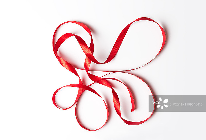 白色背景上红色烟熏卷曲丝带图案图片素材