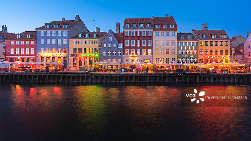 哥本哈根新港老城区的彩色传统房屋夜景图片素材