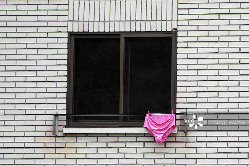 晾衣绳上的女士内衣图片素材