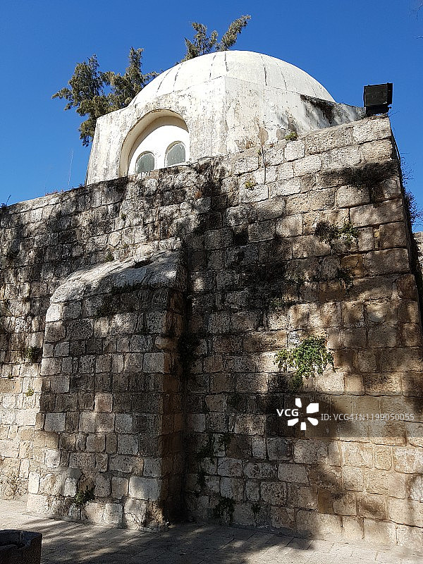 雅夫内Sanhedrin公园中Gamliel II拉比的墓，竖版照片图片素材