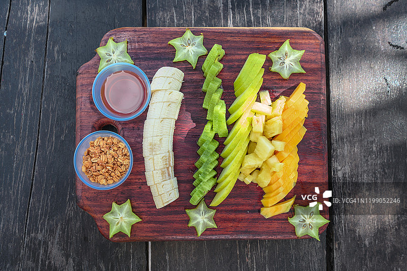 木质砧板上的新鲜水果切片图片素材