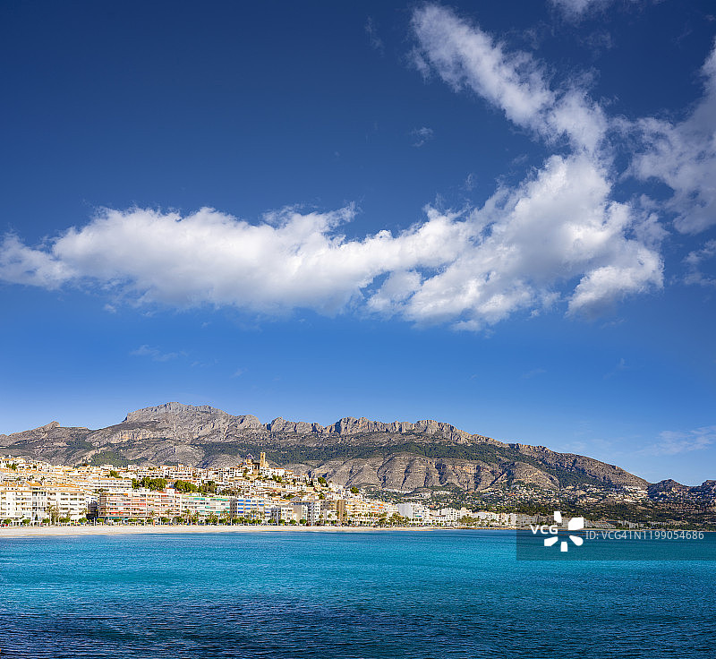 西班牙阿利坎特阿尔特亚天际线村庄和教堂图片素材