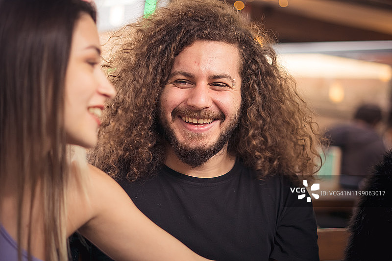 在酒吧里的朋友们图片素材