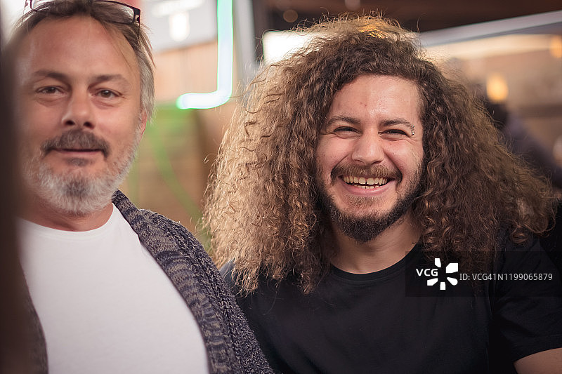 在酒吧里的朋友们图片素材