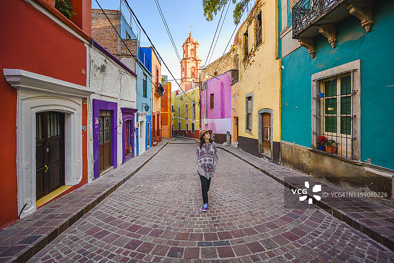 游客在墨西哥瓜纳华托市的老城区漫步图片素材