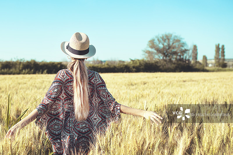 户外享受自然的美丽少女模特图片素材