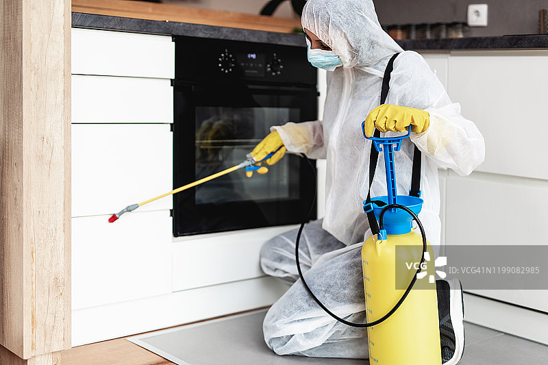 灭虫人员工作场景图片素材