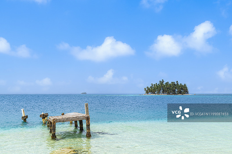 拥有碧蓝色海洋的沙漠热带岛屿图片素材