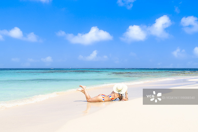 在巴拿马圣布拉斯群岛热带海滩上放松的年轻女人图片素材