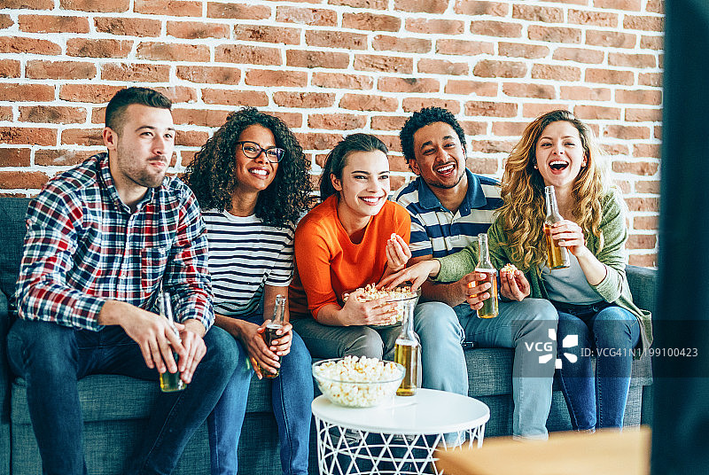 朋友们一起看电视图片素材