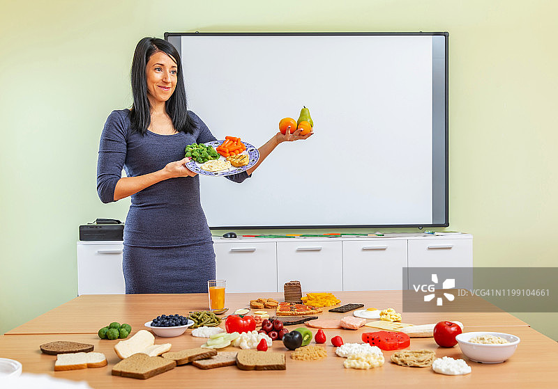 年轻女营养师讲解均衡膳食图片素材