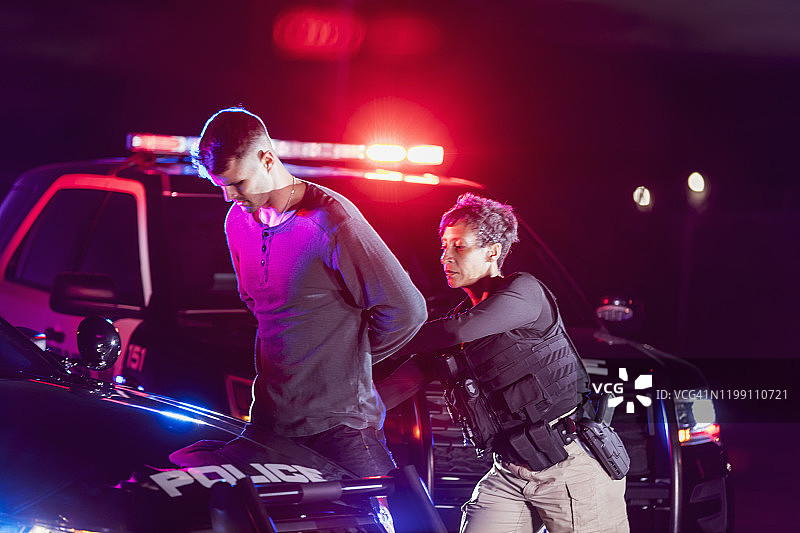 女警给嫌疑人戴手铐图片素材