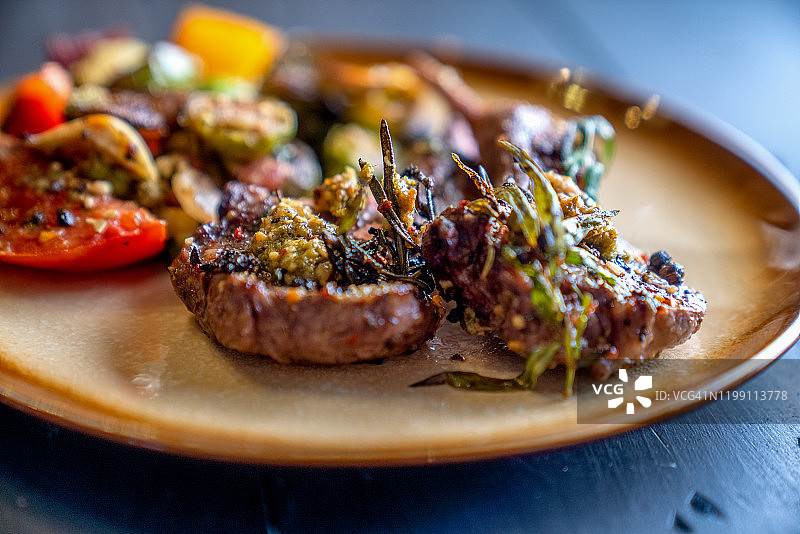 装满美味羊排和蔬菜什锦的铸铁锅图片素材