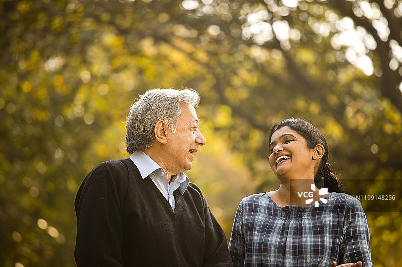 父女在公园讨论欢笑图片素材