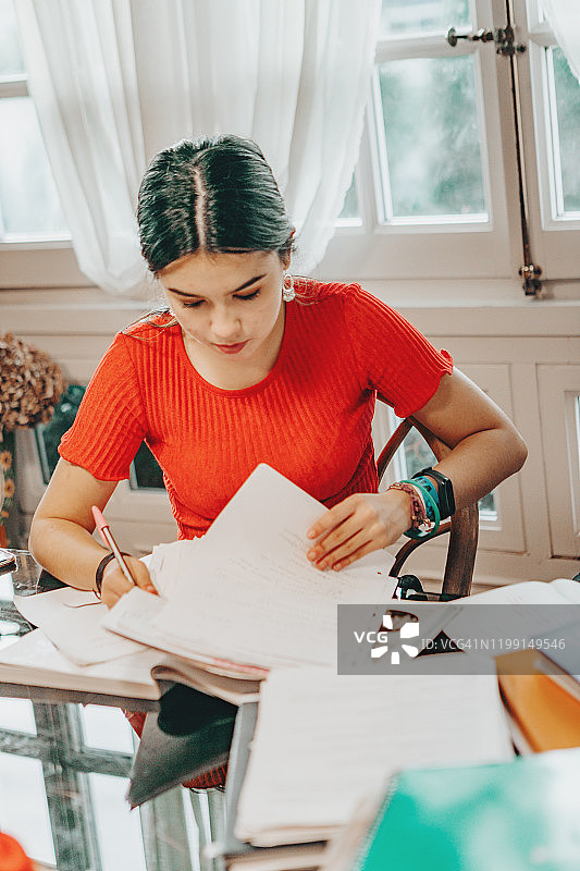 在家学习的少女图片素材