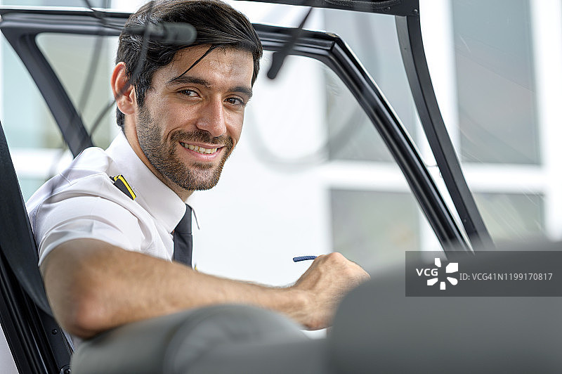 自信的飞行员在直升机内，职业生涯成功的概念图片素材