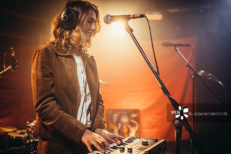 弹奏键盘的女音乐家图片素材