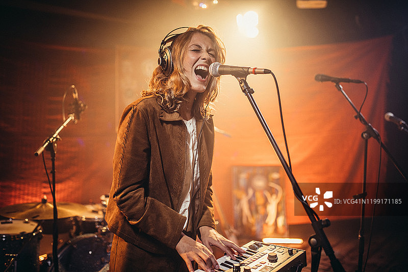 弹奏键盘的女音乐家图片素材