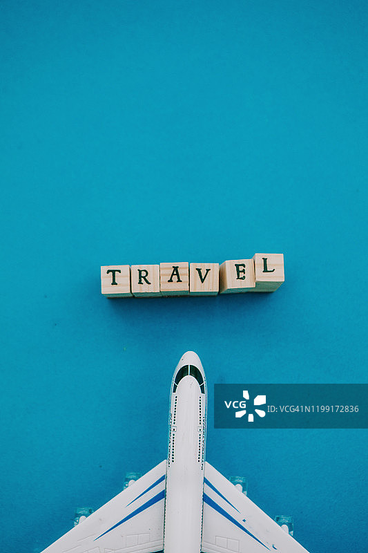 蓝色模型飞机与旅行文本图片素材