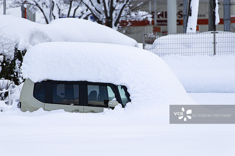 被大雪掩埋的汽车图片素材