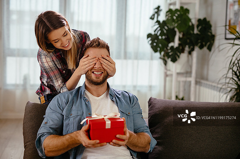 给男友送礼物的年轻女人图片素材