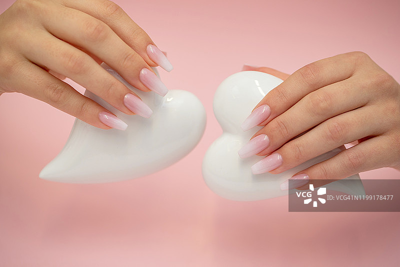 带有瓷心图案的漂亮婴儿潮美甲图片素材