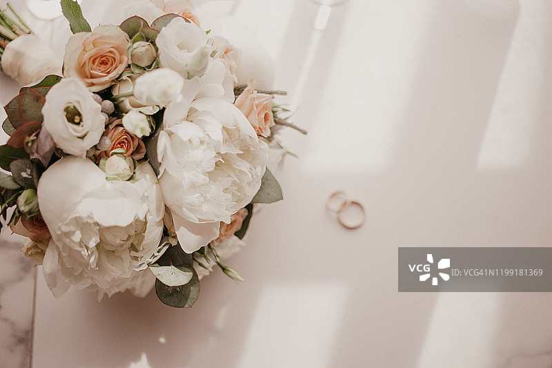 婚礼花束：玫瑰、芍药与戒指，窗边光影图片素材