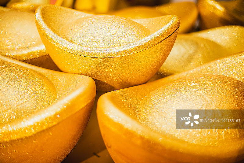 春节主题静物：金色元宝图片素材