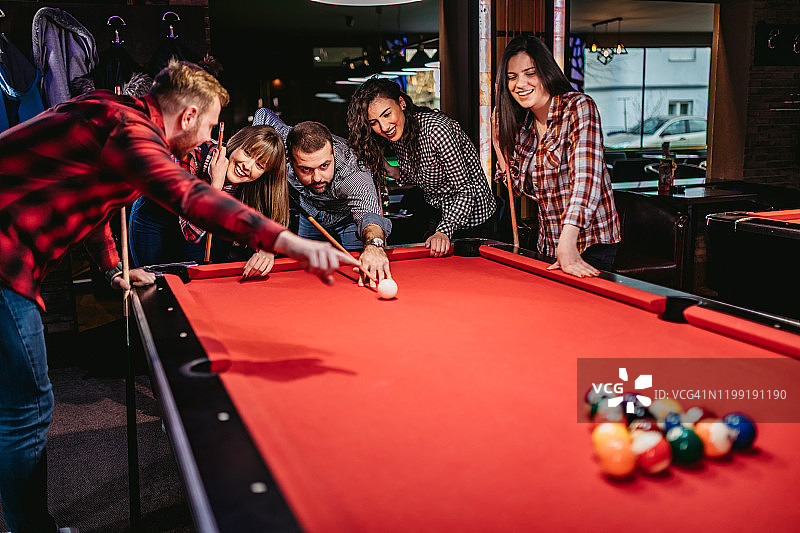 和朋友一起玩斯诺克图片素材